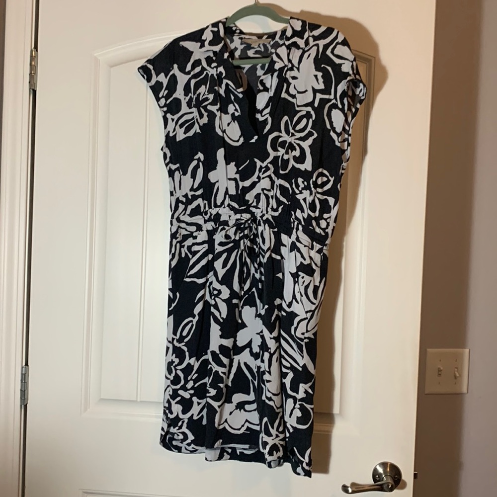 LOFT tie-waist dress. Size Medium. Gray and white.